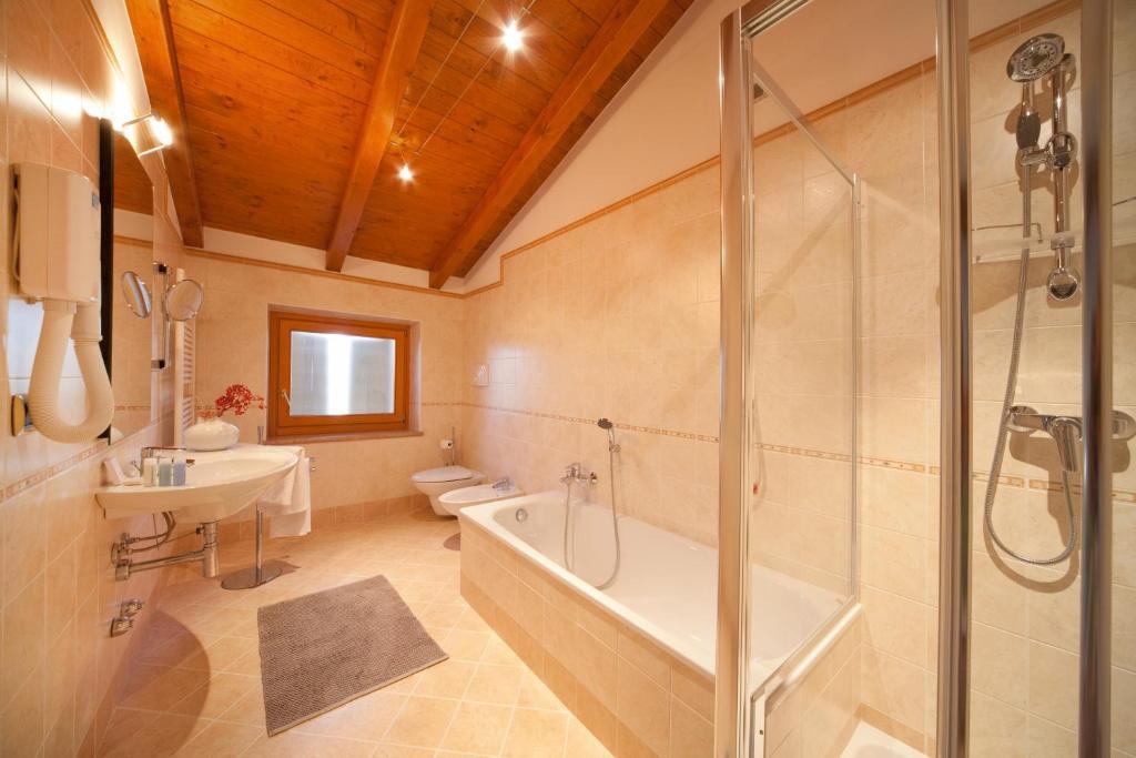 Relais Corte Pontigliardo Cola  Bilik gambar